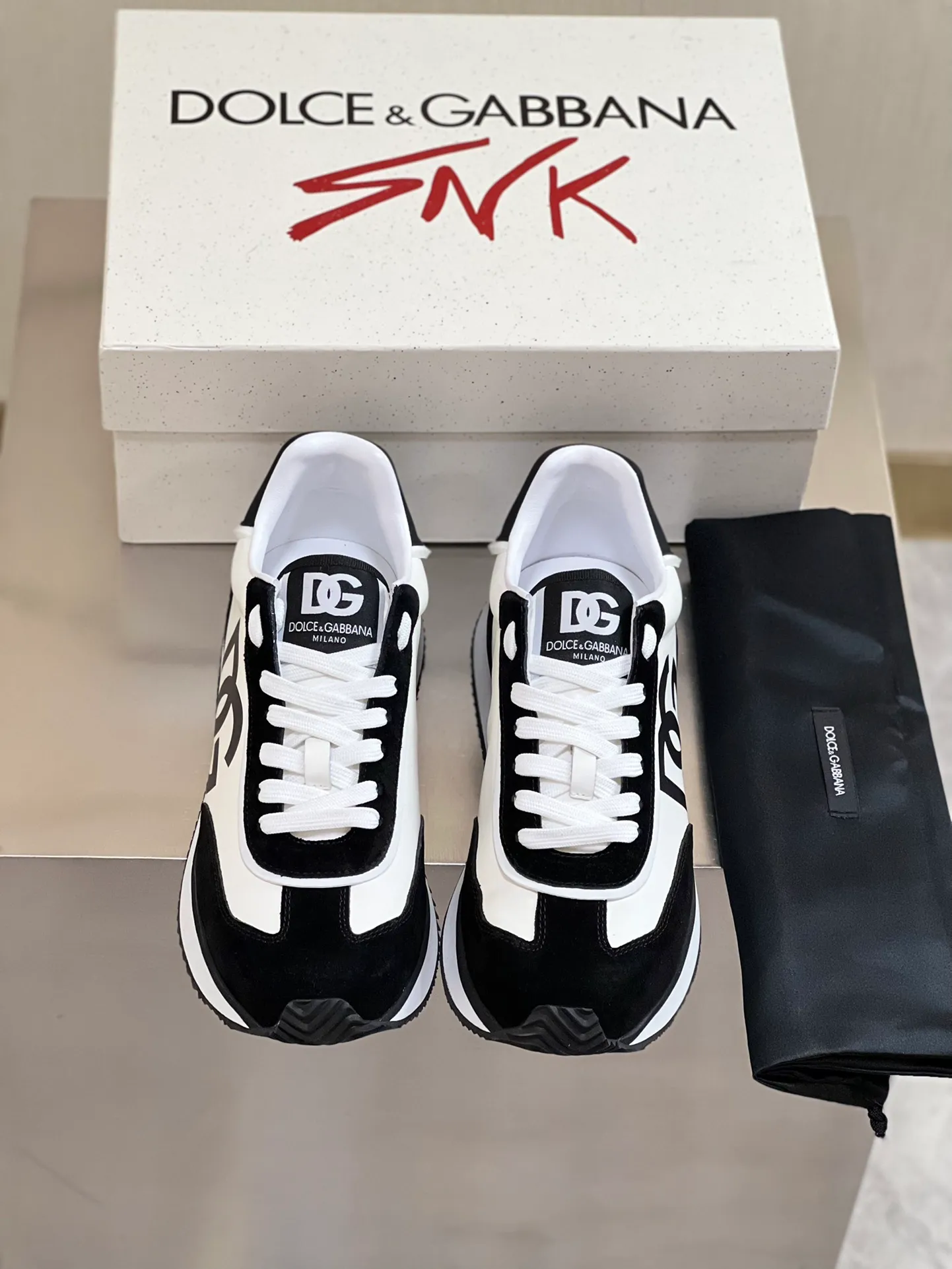 Factory price: 458💰••New product•• Dolce&G*_dgDolce&G*_dgDolce&G*_dgDolce&G*_dgDolce&G*_dgDolce&G*_dgDolce&G*_dgDolce&G*_dgDolce&G* 2024 new men's lace-up leather casual sneakers for early spring are made of imported suede cowhide spliced ​​with waterproof fabrics, mixed and matched color design, a fashionable and energetic sneaker that can easily meet the needs of modern dressing and highlight the contemporary lifestyle style. The foot is fully lined with cowhide for greater comfort. The tongue and heel are decorated with logos. It is equipped with a rubber outsole. The heel and toe are wrapped to further protect our feet. It is a model worth buying! Size: 39-44 (customized at 38.45)